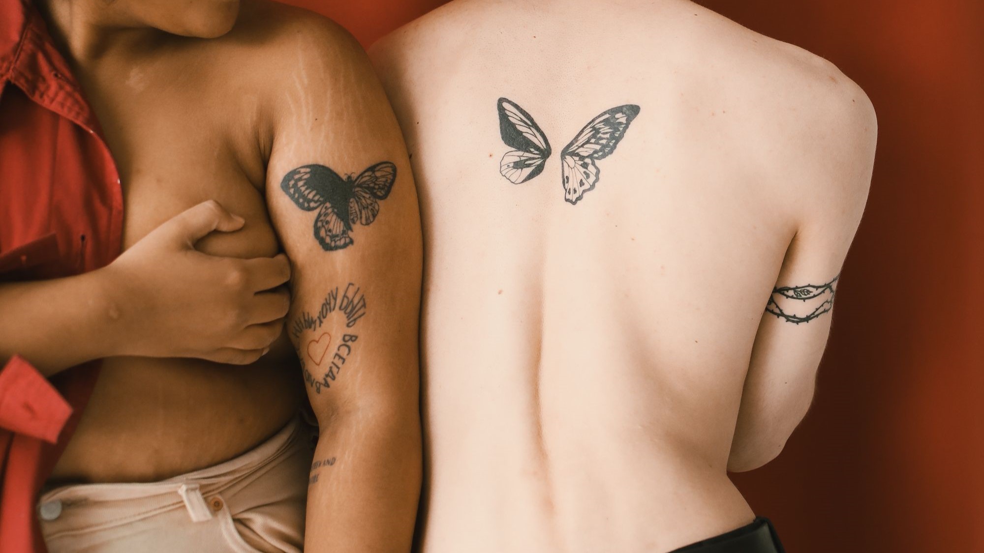 Casal exibindo tatuagens combinando